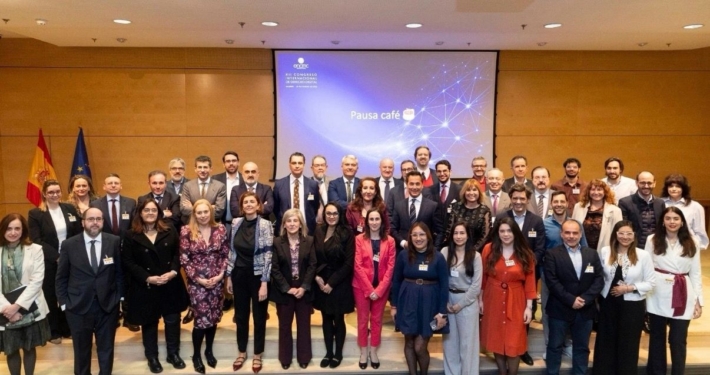 Asistentes y ponentes del XII Congreso Internacional de Derecho Digital ENATIC reunidos en Madrid durante el evento sobre inteligencia artificial y regulación
