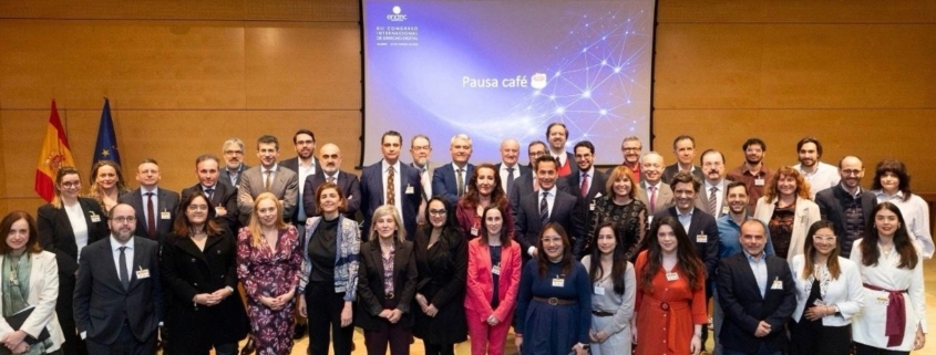 Asistentes y ponentes del XII Congreso Internacional de Derecho Digital ENATIC reunidos en Madrid durante el evento sobre inteligencia artificial y regulación