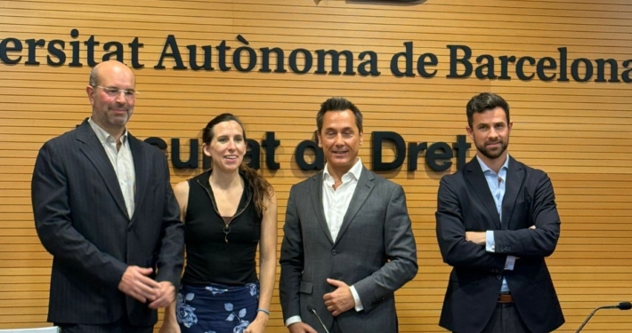 Representantes de ENATIC y de la Universitat Autònoma de Barcelona durante una jornada sobre inteligencia artificial, Derecho Digital y nuevas salidas profesionales para juristas en la Facultad de Derecho de la UAB.