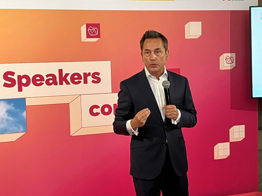 Rodolfo Tesone, presidente emérito de ENATIC, interviene en el I Encuentro Internacional por los Derechos Digitales durante una sesión sobre inteligencia artificial responsable y protección de derechos fundamentales.