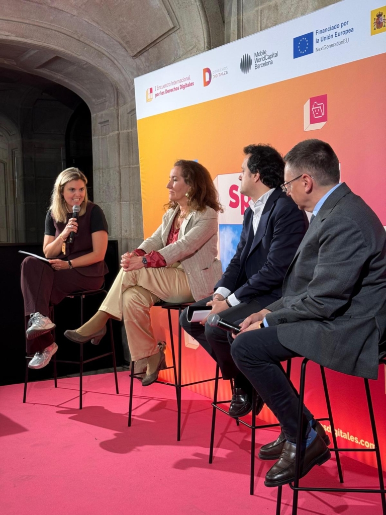 Mesa de expertos en el I Encuentro Internacional por los Derechos Digitales analizando inteligencia artificial, regulación tecnológica y protección de derechos digitales.